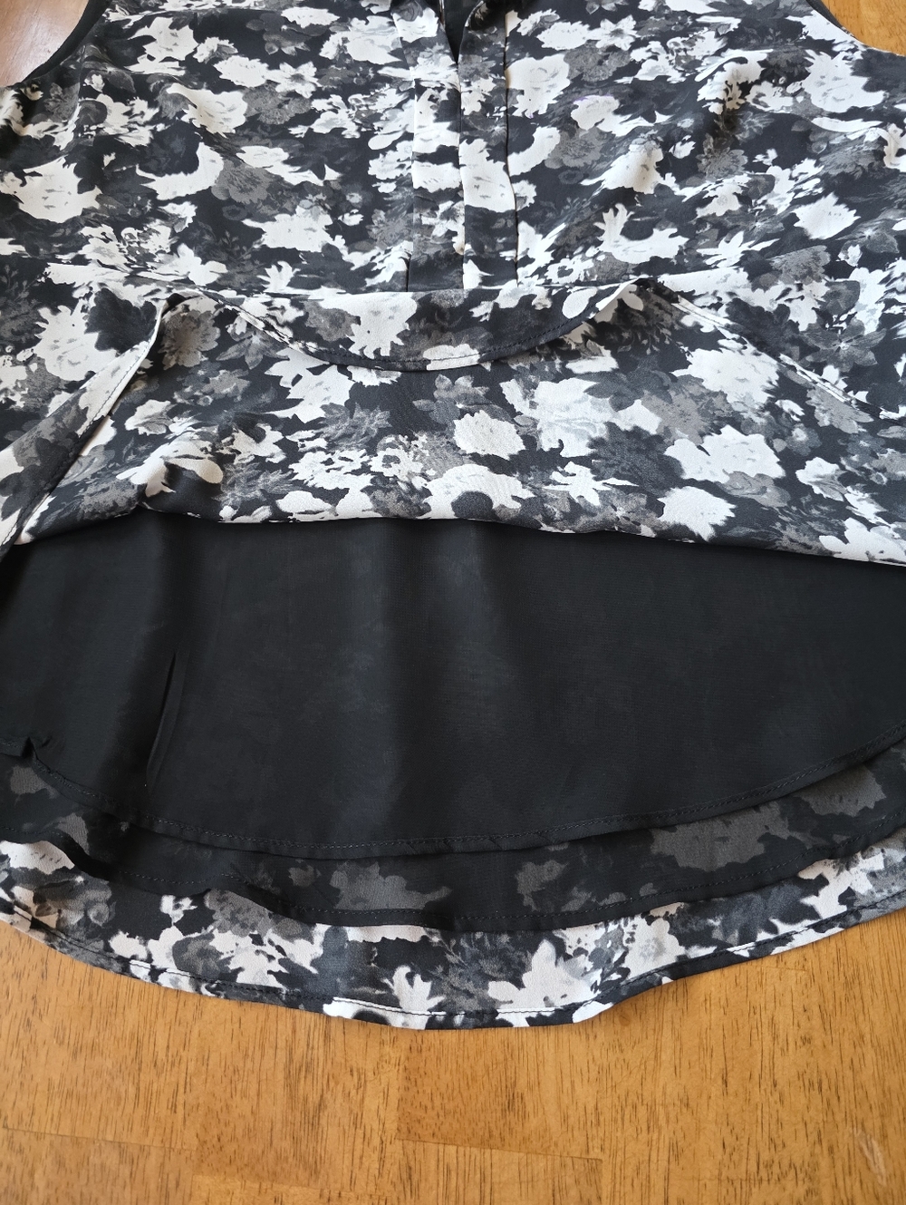 Dex Black & White Lightweight Floral Sleeveless V-Neck Top With Keyhole Back - Picture 9 of 13